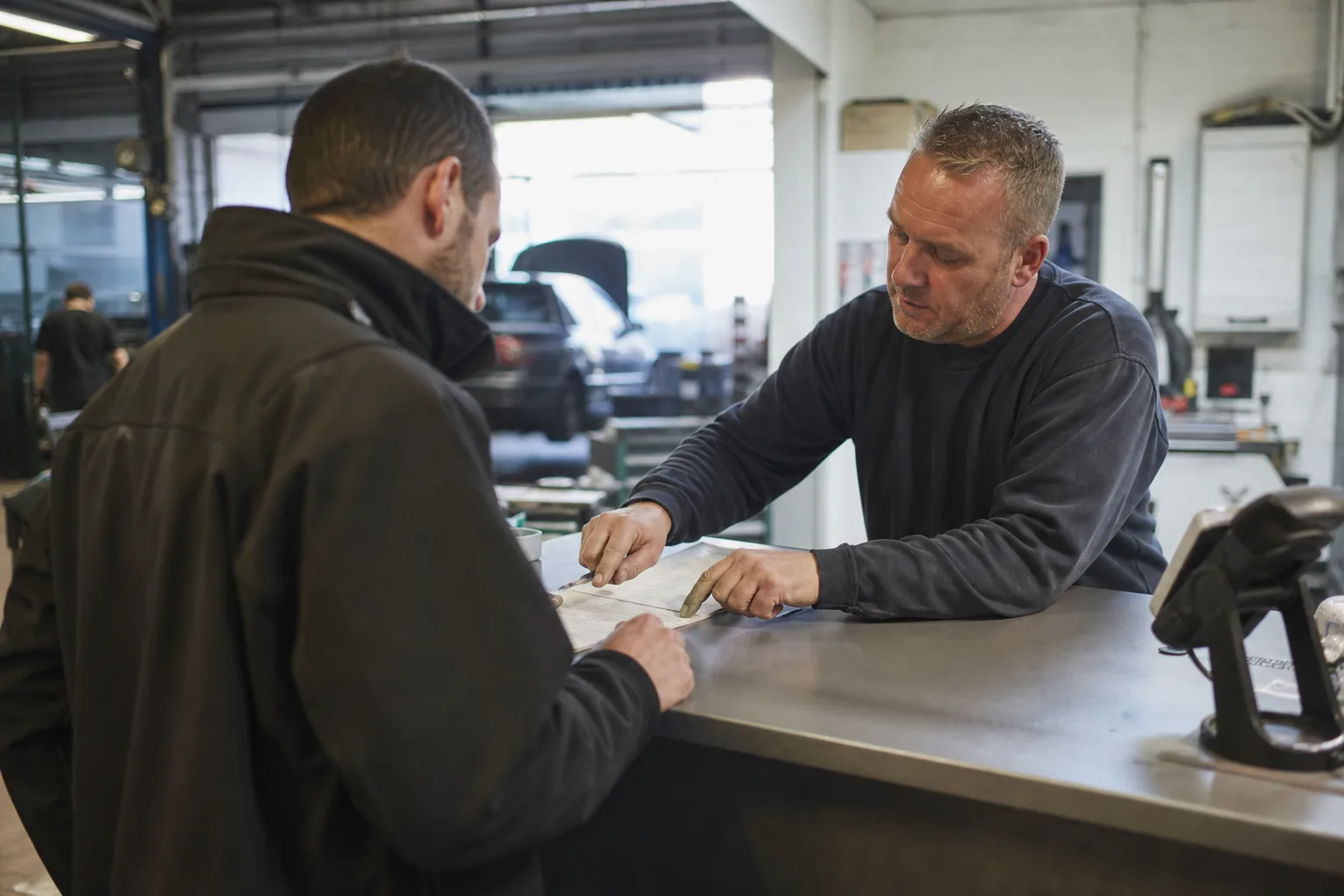 Werk in een Nederlandse winkel of werkplaats. Beeld bij het artikel: Hoe ziet een week met APK-keuringen eruit in een universele garage van maandag tot vrijdag?