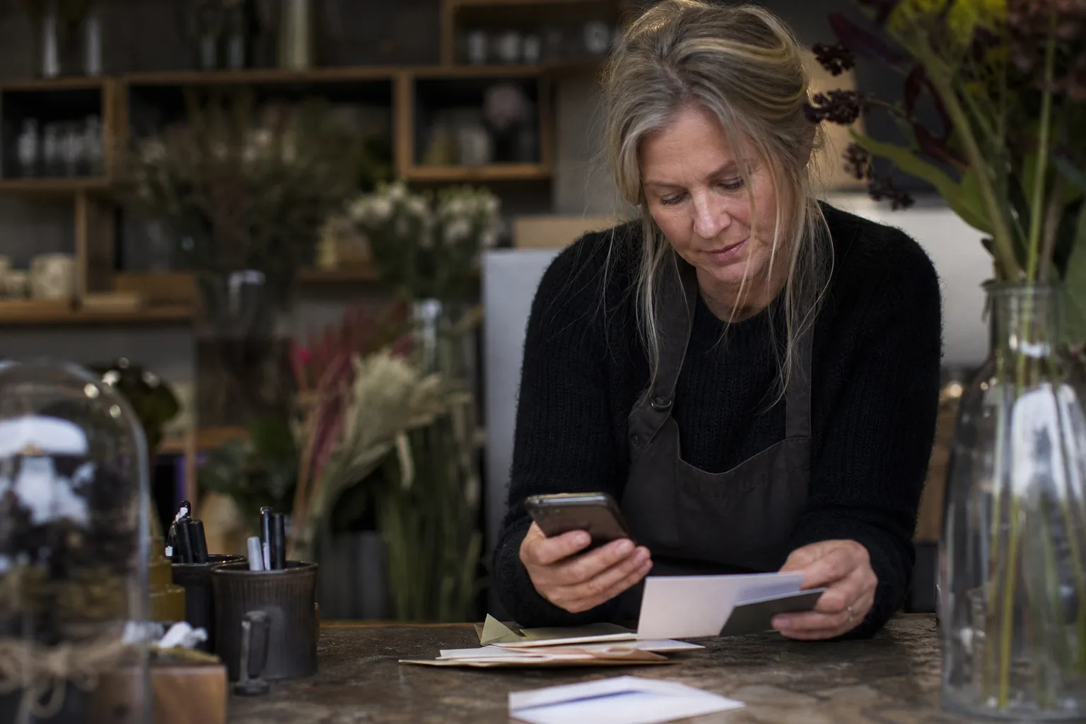 Werk in een Nederlandse winkel of werkplaats. Beeld bij het artikel: Wanneer kies je voor een sms en wanneer werkt e-mail of een kaart beter?